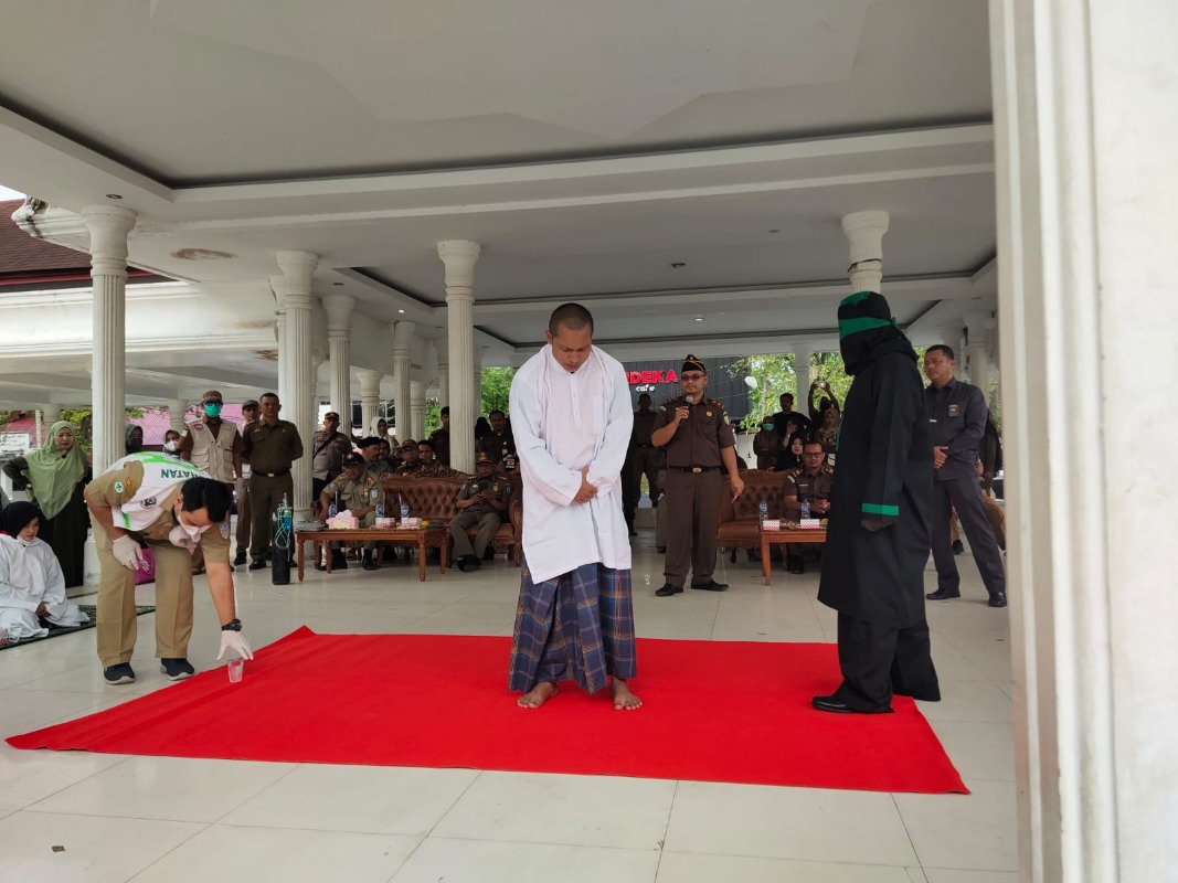 Pasangan Mesum Dicambuk 100 Kali