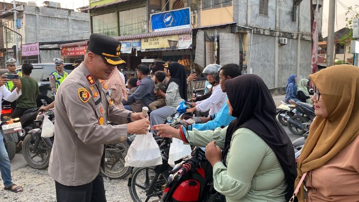 Berkah Ramadan, Polres Aceh Utara Berbagi Ratusan Makanan Takjil Gratis