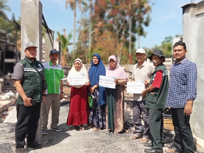 Baitul Mal Aceh Bantu Korban Kebakaran di Gampong Blang Cut, Pidie Jaya