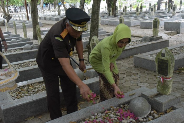 Hari Bhakti Adhyaksa ke-64, Kejati Aceh Upacara Tabur Bunga di Makam Pahlawan