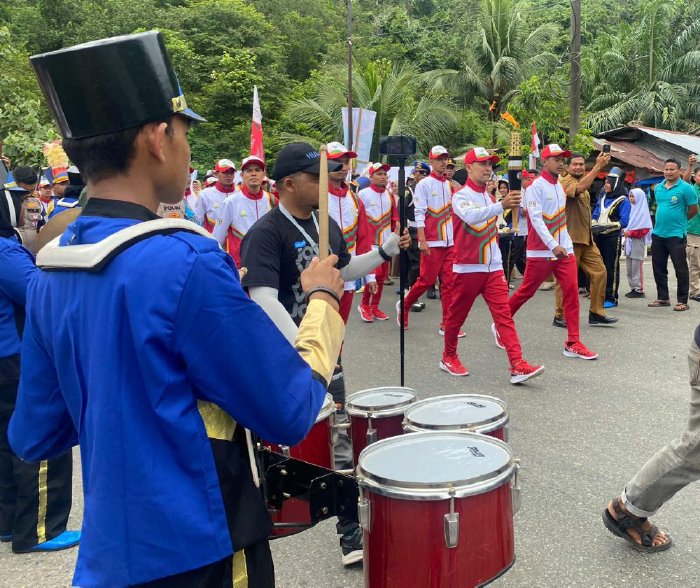 Marching Band Sambut Api PON XXI di Kaki Gunung Geurutee