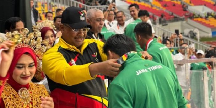 Pj Gubernur Safrizal Kalungkan Medali untuk Atlet Sepak Bola PON XXI Aceh-Sumut