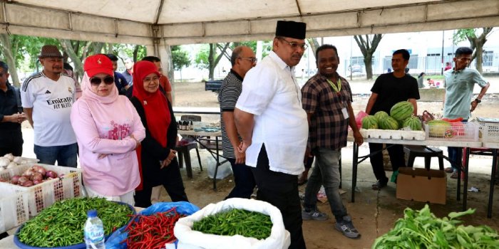 Pj Gubernur Safrizal dan Istri Icip-icip Produk UMKM di Pasar Tani di SHB