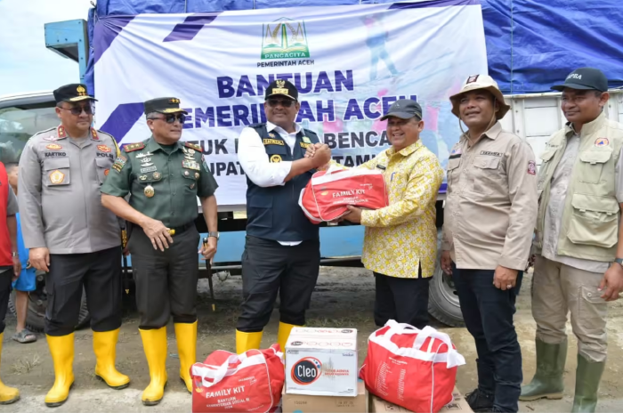 Penjabat Gubernur Safrizal Serahkan Satu Truk Bantuan untuk Pengungsi Banjir Aceh Tamiang