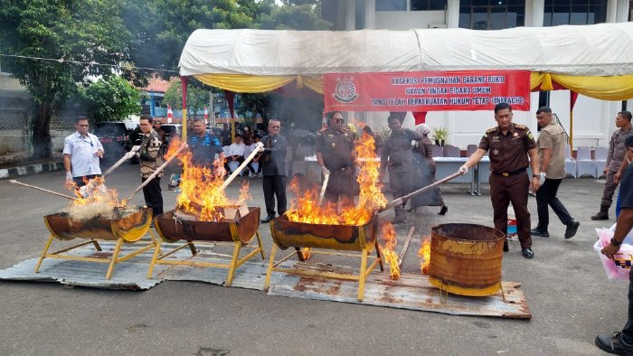 Kejari Banda Aceh Musnahkan Sejumlah Barang Bukti dan Barang Rampasan